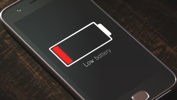 Smartphone Skärm Som Visar Meddelande Låg Batteristatus Ett Varningsmeddelande Med — Stockvideo
