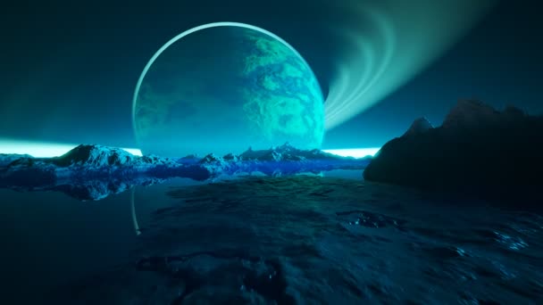 山の風景に囲まれた大きな海や湖で反射するエイリアンミステリー惑星 霧に覆われた水の上を反射する見慣れない天体のような月との幻想的なエイリアンビュー — ストック動画