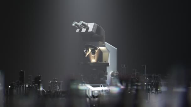 近代的な顕微鏡は霧のようなムーディーな実験室に立っている 濃い霧の中を流れる光線 明るいスポットライトで照らされた科学機器 カメラヘッディング フロアの無数のガラス製品 — ストック動画