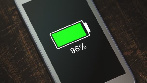 Cuplikan Dekat Layar Smartphone Menunjukkan Proses Pengeringan Baterai Daya Baterai — Stok Video
