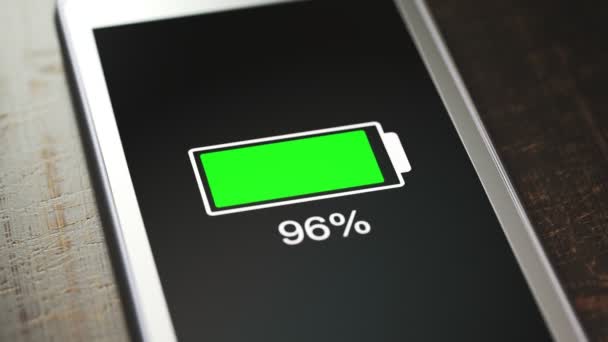 智能手机屏幕的近照显示了电池耗尽的过程 电池功率低或耗尽 普通的智能手机在黑暗的木制桌子上 明亮的白色背景下的简约动画 — 图库视频影像