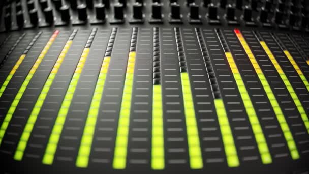 彩色绿色 橙色和红色引导灯指示工作室混音器上的音量等级 明亮的微光效果 在无休止的无缝循环动画中对声谱的数字表示 — 图库视频影像