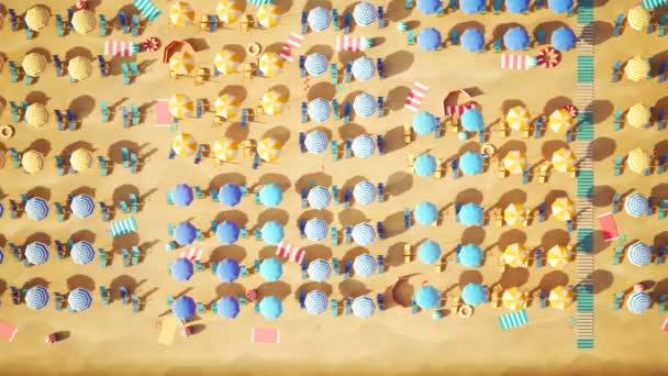 Renkli Sarı Turuncu Çizgili Şemsiyeli Kumlu Sahilin Hava Manzarası Kusursuz — Stok video