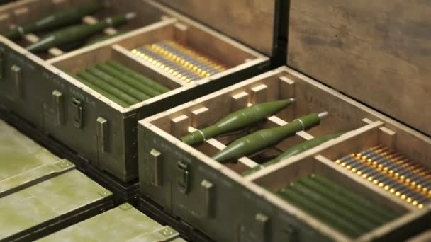 開かれた1行の無限の軍用箱の積み重ねを提示するループ可能なアニメーション 中にはロケット推進の手榴弾とライフル弾が入っている 今後の戦いや戦争を象徴する — ストック動画