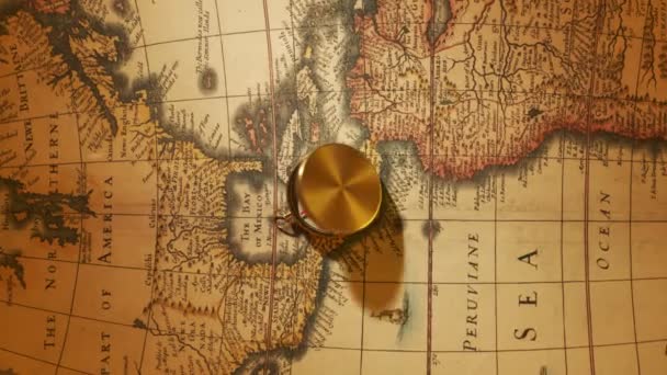 Close Sobre Velha Bússola Vintage Deitado Mapa Antigo Instrumento Antiquado — Vídeo de Stock