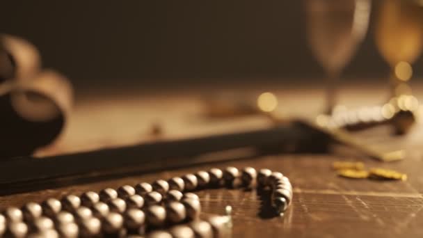 Detailní Záběr Dřevěný Stůl Mečem Stříbrnými Zlatými Poháry Šperky Starobylý — Stock video