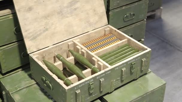 ライフル弾とRpgミサイルで満たされた開いた軍用ボックスを示すズームアウトアニメーション 今後の紛争や致命的な戦いに備える膨大な軍事装備 4Khdについて — ストック動画