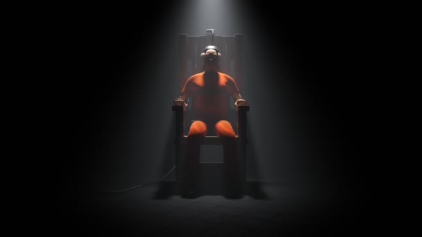 一个孤独的囚犯坐在黑暗 雾蒙蒙的房间里 坐在木制电椅上等待处决 一个神经质的囚犯在昏暗的牢房里被一束光照亮了 有争议和残忍的惩罚 — 图库视频影像