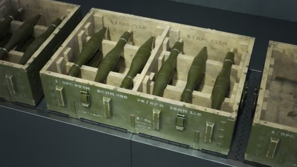 Ατελείωτα Κινούμενα Σχέδια Που Δείχνουν Ξύλινα Στρατιωτικά Κουτιά Γεμίζουν Πυραυλοκίνητα — Αρχείο Βίντεο