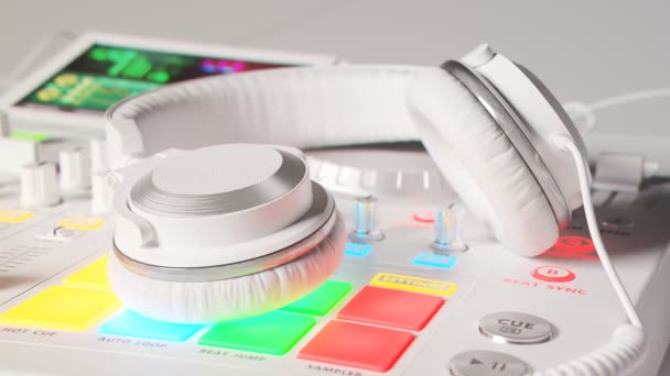Zestaw Profesjonalnymi Słuchawkami Deejay Białym Studio Nastrojowej Atmosferze Kolorowymi Światłami — Wideo stockowe