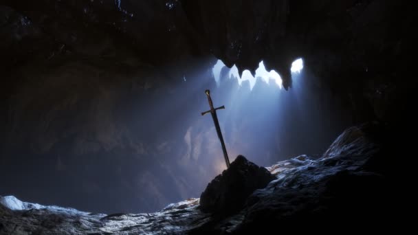 令人激动的是亚瑟王著名的传说中的钢剑 石中的剑在黑暗的洞穴中闪烁着光芒和尘埃 神秘的大气动画 — 图库视频影像