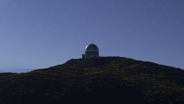 Observatorio Astronómico Moderno Vasto Valle Del Prado Durante Una Noche — Vídeos de Stock