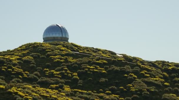 広大な牧草地の谷にある現代の天文台 空っぽでキュレー アスファルト道路は緑豊かな環境の真ん中に建物につながっています 大きなオープンスペースの風景 — ストック動画