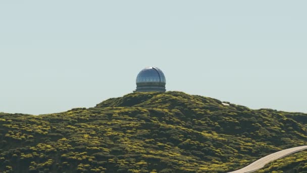 一个现代化的天文观测台在一个广阔的草原山谷的一天 空荡荡的 弯弯曲曲的 柏油路通到大楼的中央 是一片茂密的绿色环境 广阔的休憩用地 — 图库视频影像