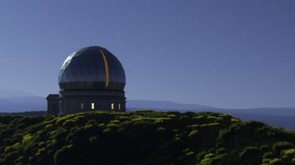 Moderní Astronomická Observatoř Rozlehlém Údolí Louky Během Noci Prázdná Křivolaká — Stock video