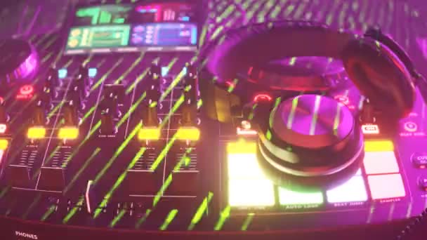 Dj配备专业的迪杰耳机 在浓雾俱乐部的氛围中 五彩缤纷的灯光闪烁 照亮当代硬件 派对期间的现代音乐娱乐技术 — 图库视频影像