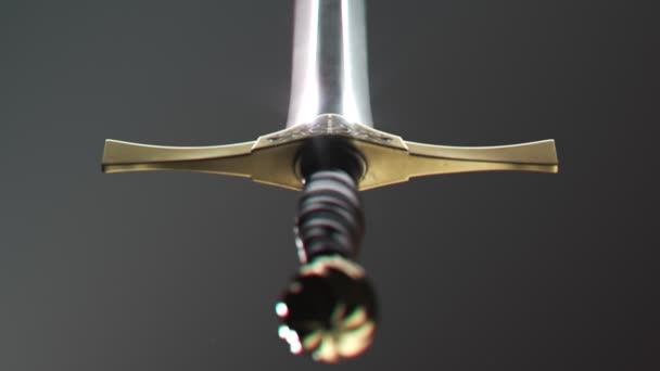 Altes Mittelalterliches Schwert Hellen Weißen Scheinwerferlicht Licht Reflektiert Einer Klinge — Stockvideo