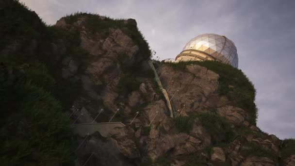 Dik Bir Kayalık Sahilde Modern Bir Astronomik Gözlemevi Fenerli Birkaç — Stok video