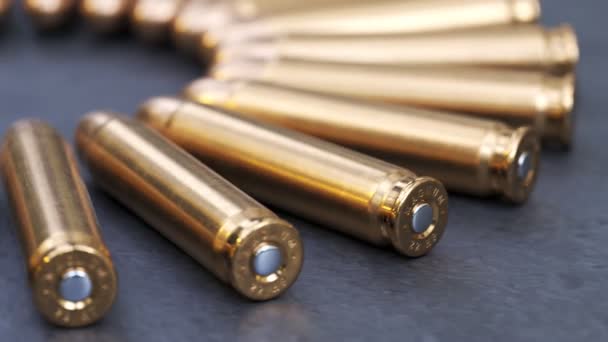 生産ラインの小銃弾 無限のアニメーション 数え切れないほどの致命的な手榴弾を閉じ込める 銅か真鍮から成っている危険な金属の貝 紛争のための準備 — ストック動画
