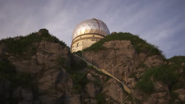 Ein Modernes Astronomisches Observatorium Einer Steilen Felsküste Wenige Betontreppen Mit — Stockvideo