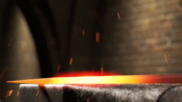 오래된 앤빌을 전통적이고 오래된 단조품 무거운 망치가 블랙스미스가 빛나는 중세의 — 비디오