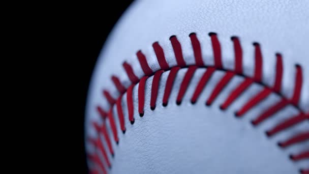 黑色背景的专业白色皮制棒球球衣 红色线包裹的圆形物体是美国国家运动的象征 棒球套件的一部分 — 图库视频影像