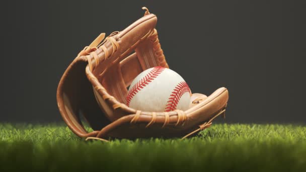 Krásná Profesionální Kožená Baseballová Rukavice Kuličkou Ležící Noci Zelené Čerstvě — Stock video