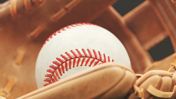 美丽的专业老式皮革棒球手套 一个球躺在绿色 新鲜切体育场的草地上 体育场的聚光灯照亮了美国的体育用品 — 图库视频影像