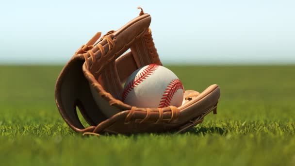 漂亮的专业老式皮革棒球手套 一个球躺在一个绿色的 新鲜切割的体育场草坪上 美丽的阳光灿烂的一天在一个美国的运动场上 相机缓慢上升运动 — 图库视频影像