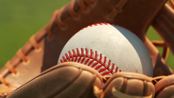 Krásná Profesionální Kožená Baseballová Rukavice Kuličkou Ležící Zelené Čerstvě Posekané — Stock video