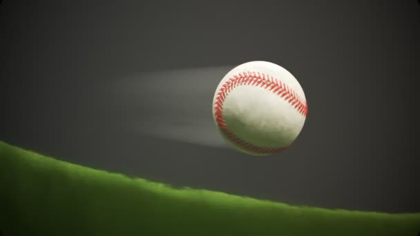 白色的皮革棒球在新割下来的体育场草地上缓慢地在空中飞舞 有运动模糊条纹的慢动作的无限运动 竞技场的聚光灯照亮田野 — 图库视频影像