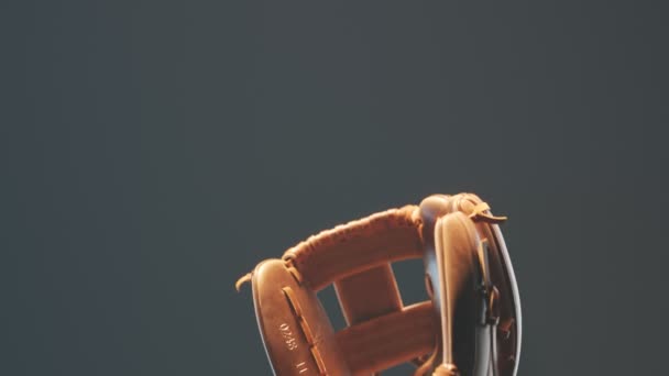 Dynamiczny Baseball Świetle Reflektorów Epickie Mgliste Powolne Ujęcie Piłki Lecącej — Wideo stockowe