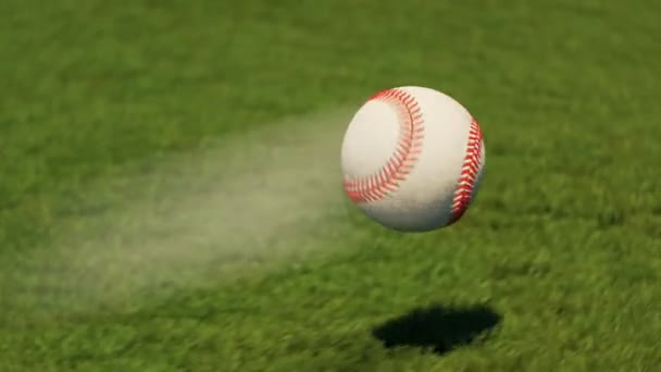 白色的皮革棒球在新割下来的体育场草地上缓慢地在空中飞舞 有运动模糊条纹的慢动作的无限运动 阳光灿烂的日子 完美的绿色贷款 — 图库视频影像