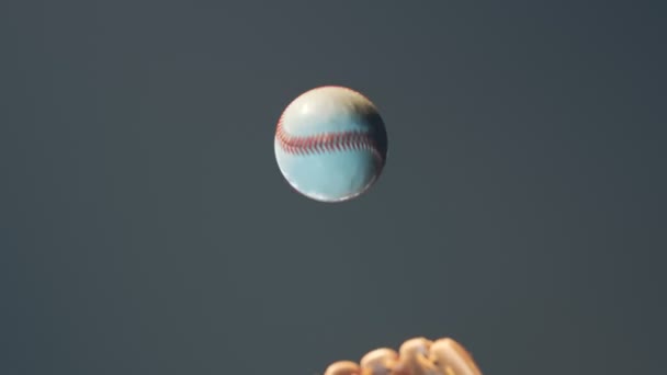 Dynamischer Baseball Fang Rampenlicht Epische Neblige Zeitlupe Der Der Ball — Stockvideo