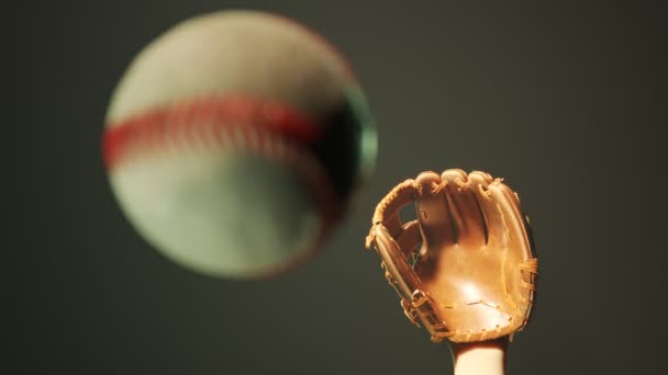 Sahne Işıklarındaki Dinamik Beyzbol Topu Eldivene Doğru Uçan Topun Destansı — Stok video
