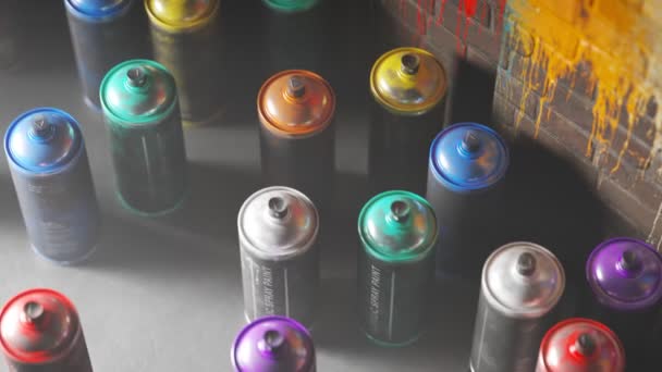 Talloze Gebruikte Kleurrijke Spuitbussen Staan Voor Een Oude Beschilderde Bakstenen — Stockvideo