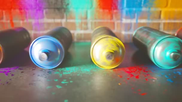오래된 그려진 구르는 무수히 사용된 다채로운 페인트 스플래터 얼룩과 바닥에 — 비디오