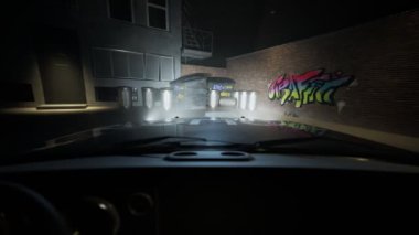 Kırmızı ve mavi polis arabasının ışıkları eski tuğla duvarı aydınlatıyor ve üzerinde yeni renkli grafiti etiketi var. Çocuk vandalizmi şüphelisi kaçmış ama boya kutularını bırakmış. Kamera arabanın kaputuna monte edildi.