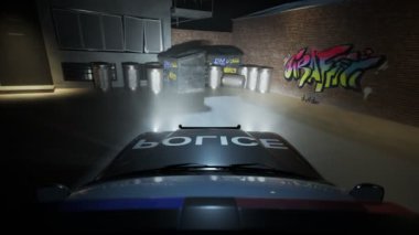 Kırmızı ve mavi polis arabasının ışıkları eski tuğla duvarı aydınlatıyor ve üzerinde yeni renkli grafiti etiketi var. Çocuk vandalizmi şüphelisi kaçmış ama boya kutularını bırakmış. Kamera arabanın çatısına monte edildi..