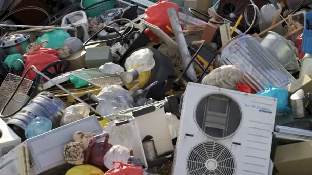 垃圾堆放处的动画很好看 垃圾填埋场 肮脏的塑料 金属和纸张垃圾 废品堆满了污染环境的垃圾 生态灾难 — 图库视频影像