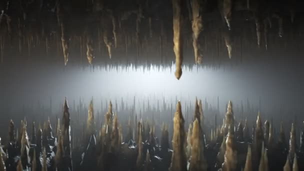 Wspaniała Podróż Przez Podziemny System Jaskiń Pełen Stalaktytów Stalagmitów Mgliste — Wideo stockowe