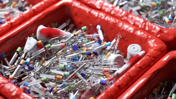 Medizinische Abfälle Mülltonnen Mit Rotem Mülleimer Krankenhausmüll Mit Kontaminiertem Infektiösen — Stockvideo