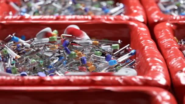 Medizinische Abfälle Mülltonnen Mit Rotem Mülleimer Krankenhausmüll Mit Kontaminiertem Infektiösen — Stockvideo