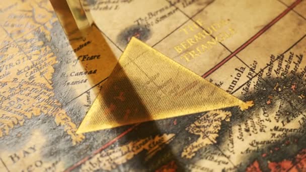 Triângulo Das Bermudas Famoso Marcado Com Tinta Dourada Mapa Antigo — Vídeo de Stock