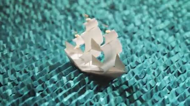 Сладкий Маленький Бумажный Корабль Плывущий Искусственному Голубому Морю Бесконечной Бесшовной — стоковое видео