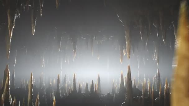 Uma Viagem Maravilhosa Através Sistema Cavernas Subterrâneas Cheio Estalactites Estalagmites — Vídeo de Stock