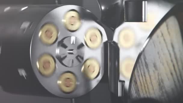 Sluiten Van Een Draaiende Cilinder Met Zes Patronen Kogels Glanzende — Stockvideo