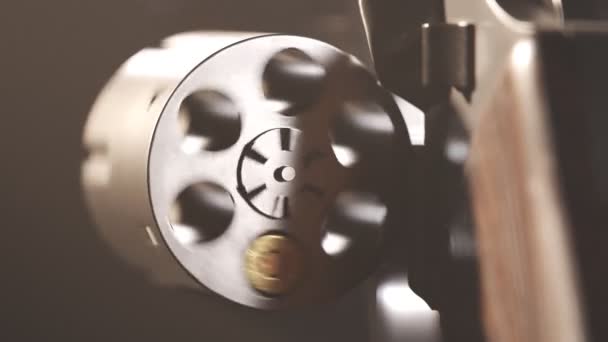 Gros Plan Cylindre Rotatif Revolver Contenant Une Seule Balle Intérieur — Video
