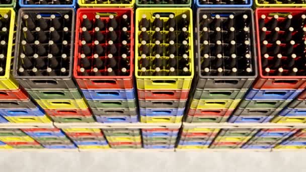 Innumerables Cajas Cerveza Coloridas Apiladas Almacén Aire Libre Día Soleado — Vídeo de stock