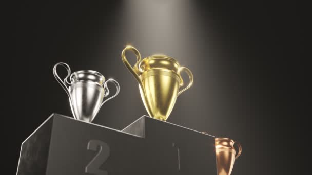 银色和青铜金属奖杯杯放在讲台上的深色背景下 珍贵的奖品在聚光灯下闪闪发光 获奖者 慢镜头俯仰运动 — 图库视频影像